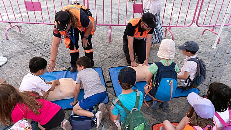 Alumnos realizan técnicas de primeros auxilios