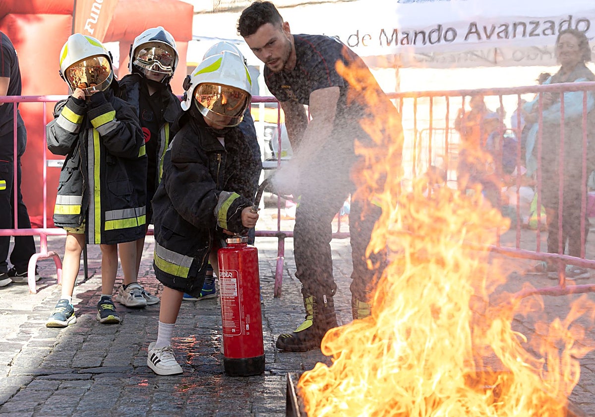 Los pequeños aprendieron a utilizar un extintor ante un caso de incendio