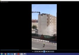 Vea una enorme grúa derribando los bloques de viviendas del cuartel de la Guardia Civil de Toledo