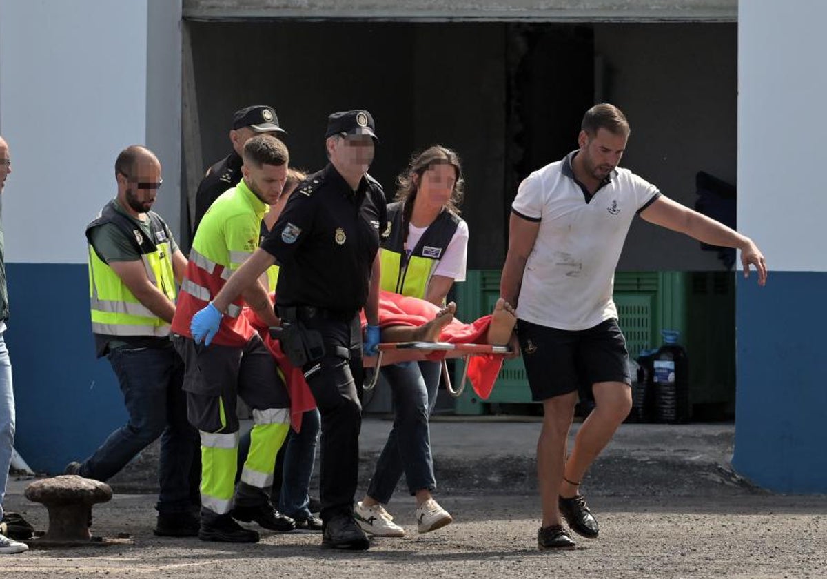 El vuelco mortal del cayuco deja emociones rotas en El Hierro: «No puedo ver las imágenes, me rompo»
