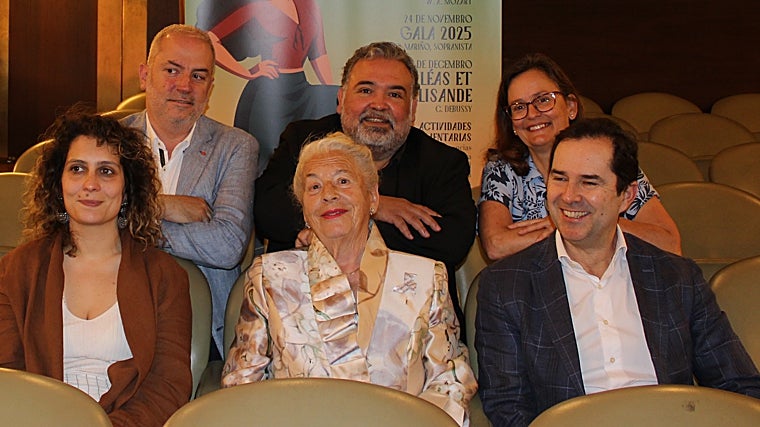 La presidenta (centro) y el director artístico de Amigos de la Ópera (detrás), junto a los representantes de las instituciones que financian la temporada, este jueves en el Teatro Colón