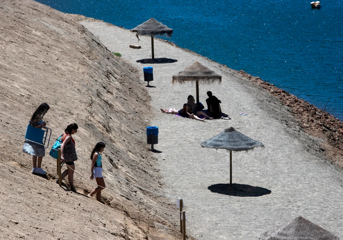 Playa de interior en el embalse de La Breña en Almodóvar del Río