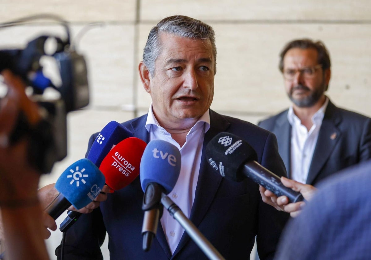 Antonio Sanz, con los periodistas en Granada antes del congreso de CC.OO.