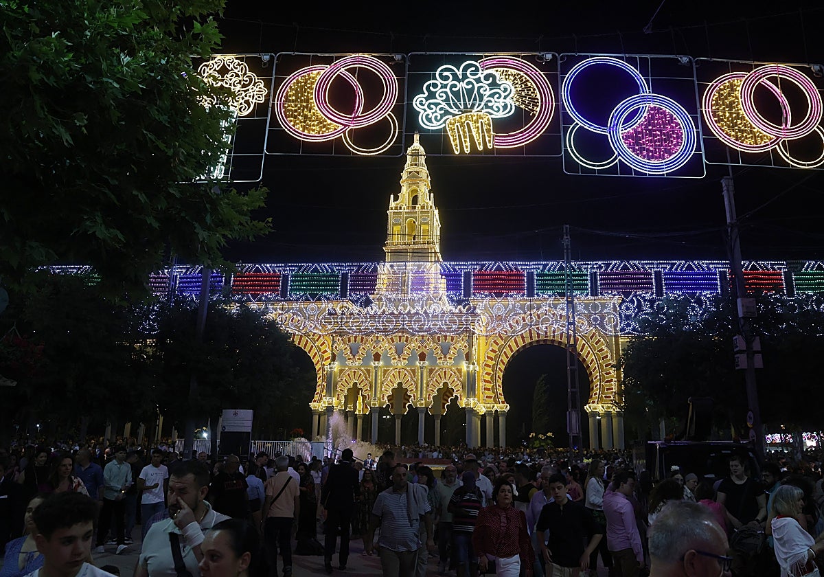 Ciudadanos delante de la portada de Feria