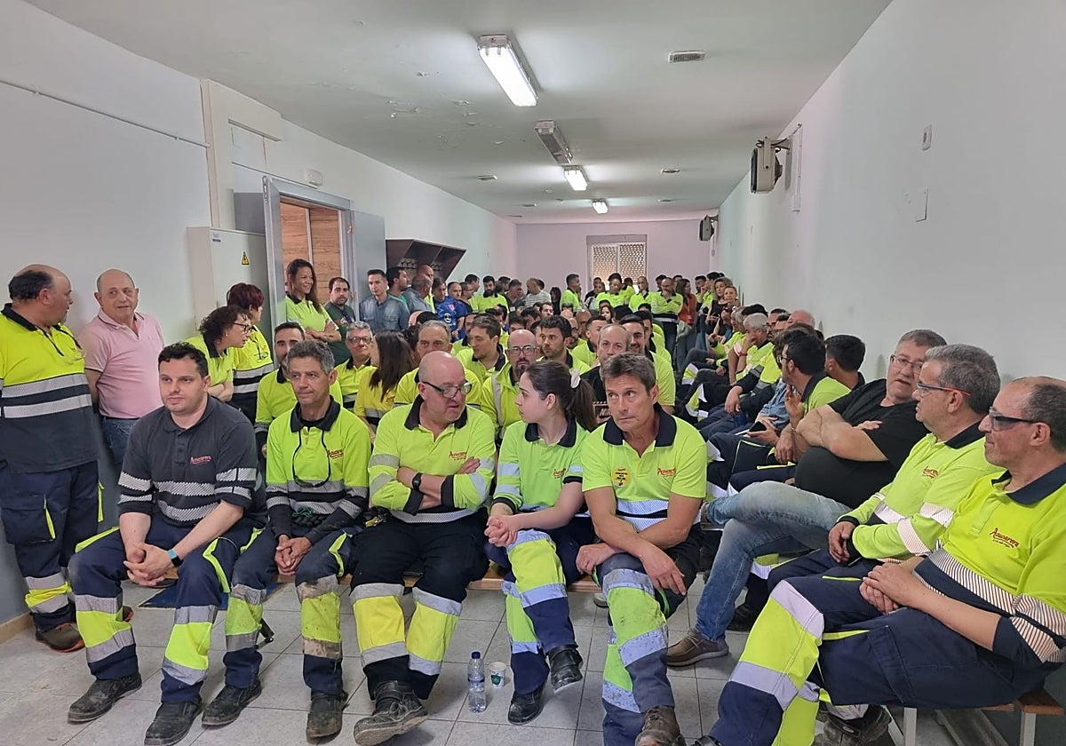 Asamblea de trabajadores de la fábrica de Azucarera en La Bañeza (León)