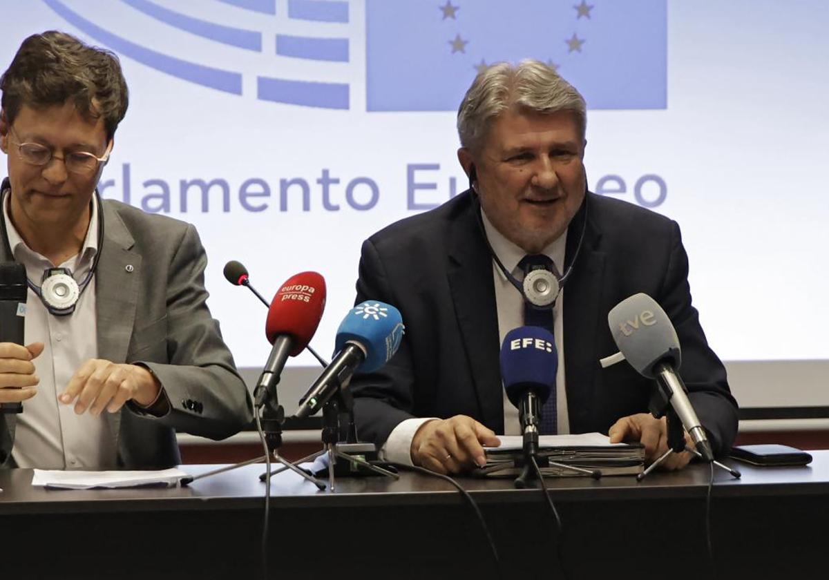 Bogdan Rzońca (a la derecha), durante la rueda de prensa