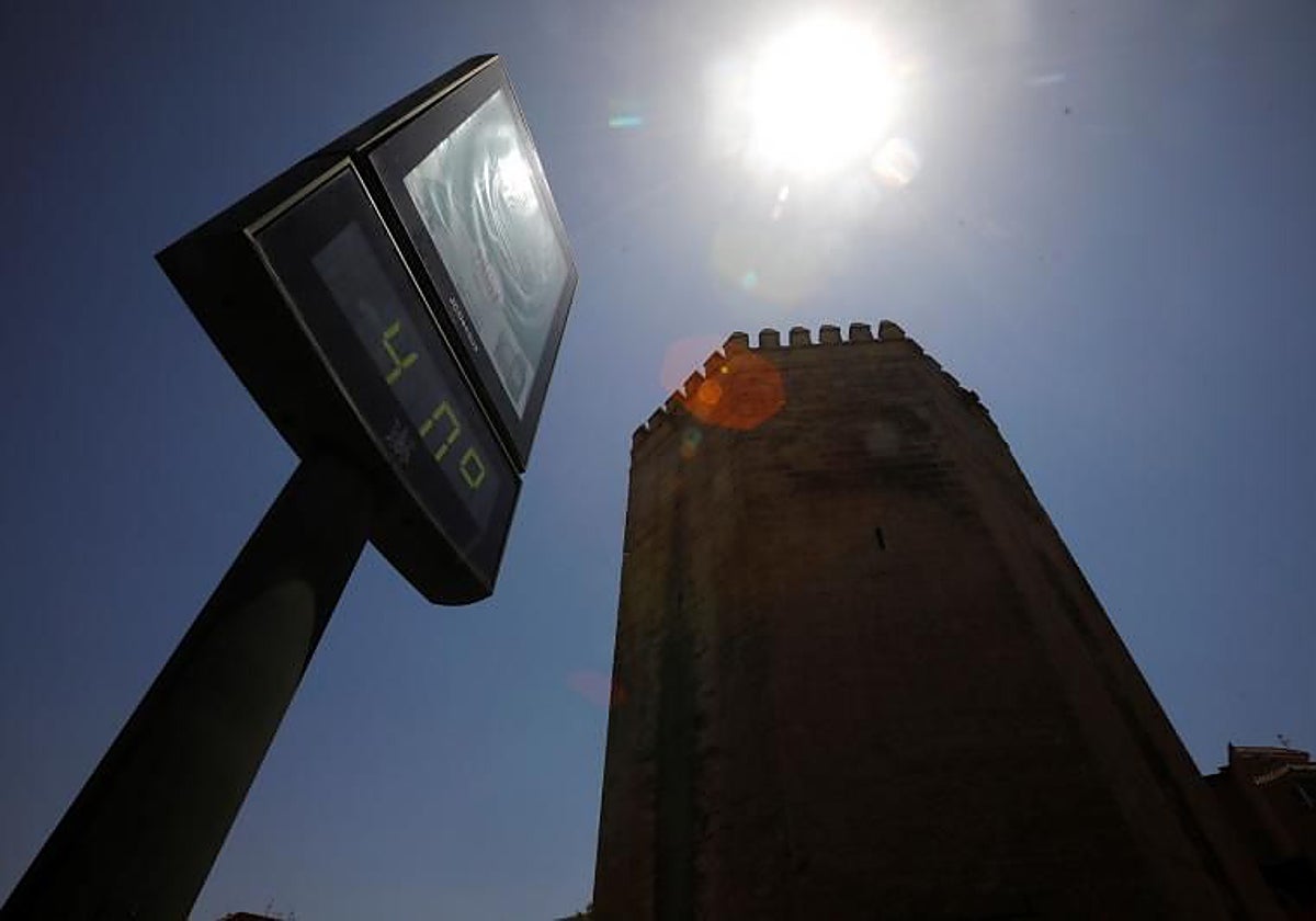 La Torre de la Malmuerta en la capital cordobesa junto a un termómetro que marca 40 grados