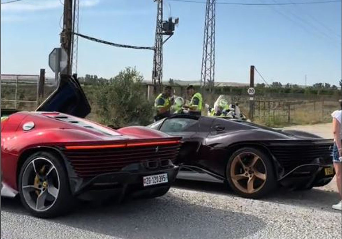 Ferraris parados en una pequeña carretera y siendo controlados por la Guardia Civil