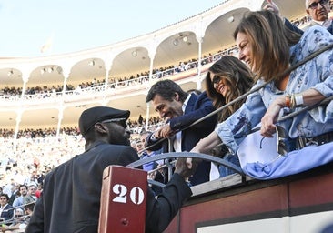 El traje de 'primera comunión' de Albares y Juan del Val en Las Ventas