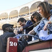 El traje de 'primera comunión' de Albares y Juan del Val en Las Ventas