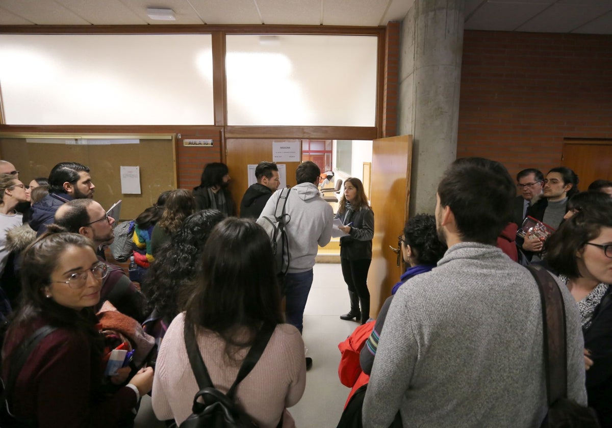 Aspirantes acceden al examen MIR en una imagen de archivo
