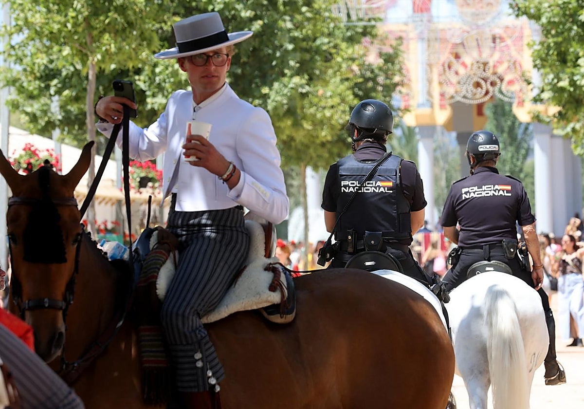 Dos agentes de la Policía Nacional a caballo en la feria de Córdoba esta semana en El Arenal