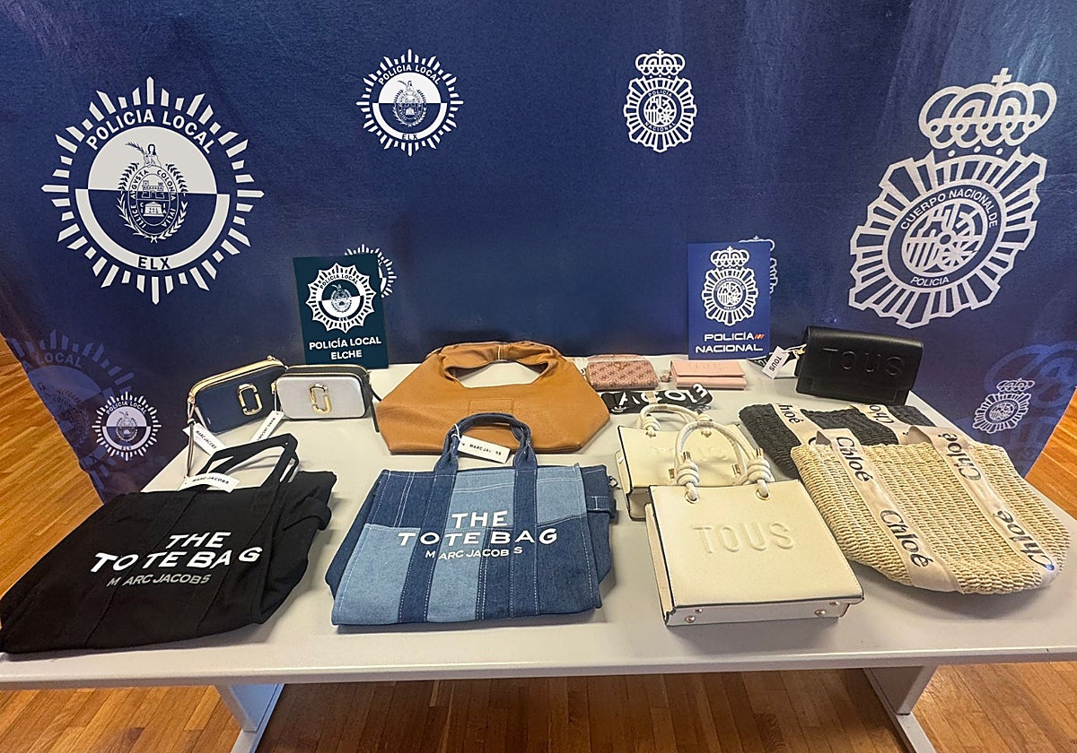 Imagen de algunos de los bolsos y monederos incautados