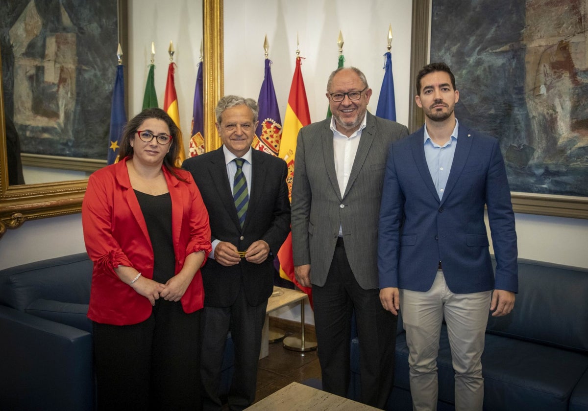 El presidente de la Diputación Provincial Salvador Fuentes con el rector Manuel Torralbo en la firma del acuerdo