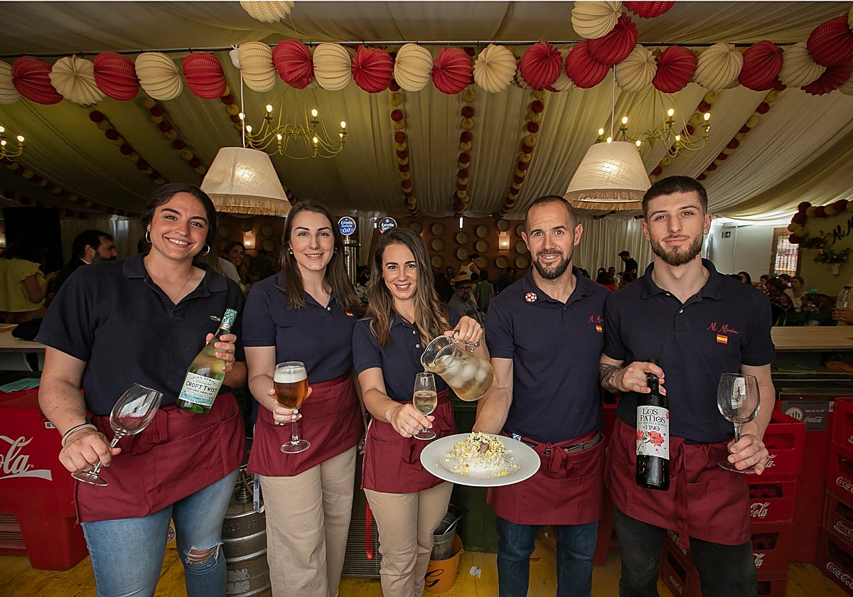 Un grupo de camareros trabaja este viernes en la caseta Al Alimón en la Feria de Córdoba
