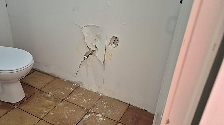 Destrozo en otro de los baños de La Castañuela