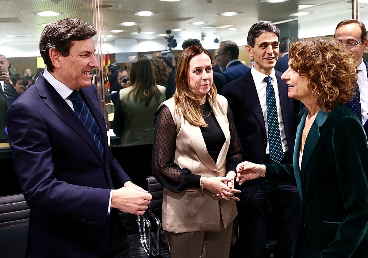 El consejero de Economía, Carlos Fernández Carriedo, y la ministra de Hacienda, María Jesús Montero, en el último Consejo de Política Fiscal y Financiera