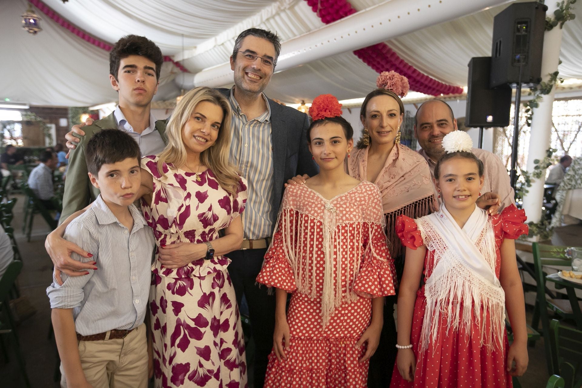 El espléndido ambiente en las casetas el viernes de Feria de Córdoba, en imágenes