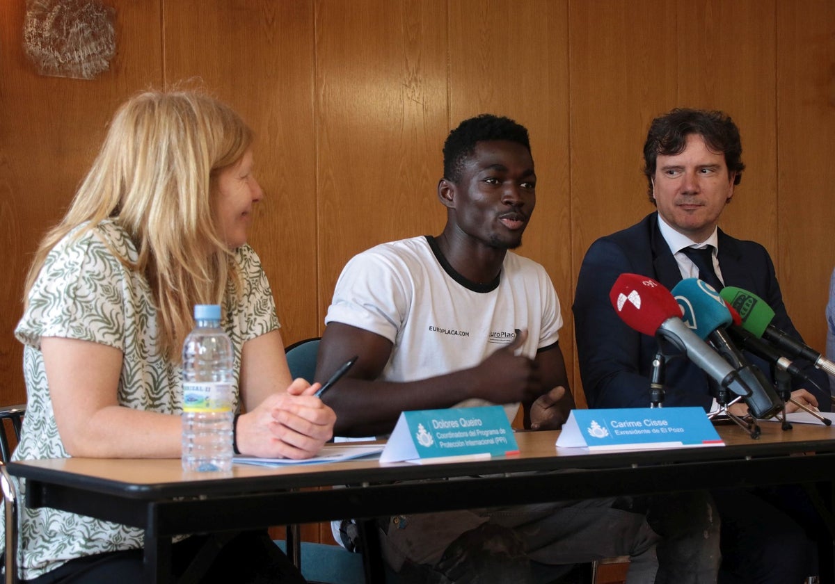 El joven Carime Cisse cuenta su historia al cierre del centro de ayuda humanitaria leonés de Villalquimbre