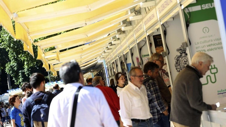 El Retiro se mantendrá abierto tras la mejora de las previsiones meteorológicas el día de la inauguración de la Feria del Libro