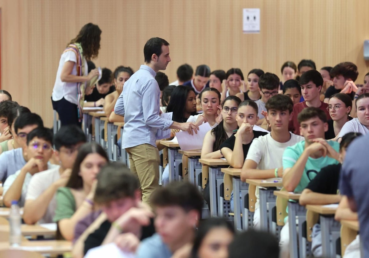 Alumnos en Córdoba examinándose de Selectividad