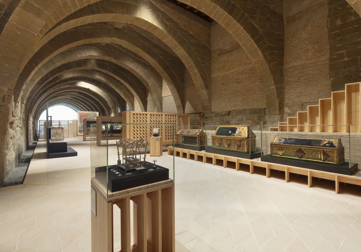 Un tercio de los bienes recuperados en Sijena se exponen ya en los antiguos dormitorios de las religiosas del monasterio oscense