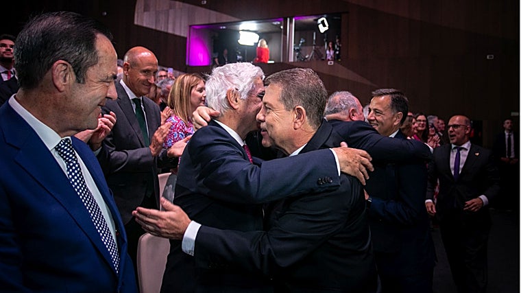 Page abraza al expresidente Barreda ante la mirada de José Bono