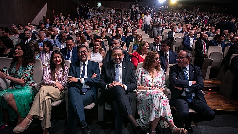 Algunos consejeros de Page entre el público