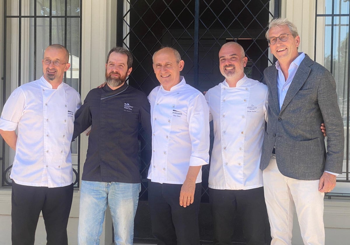 Los «estrellados» chefs Paco Pérez y Javi Martínez (con chaquetilla negra) junto a Davibide Bacchi, chef de Peralada Resort y a la derecha Eugeni Llos, director general de Perelada Resort y las bodegas