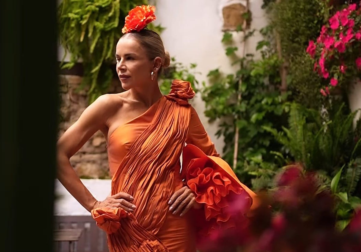 Agueda López con uno de los trajes de Juana Martín en un patio de Córdoba esta Feria