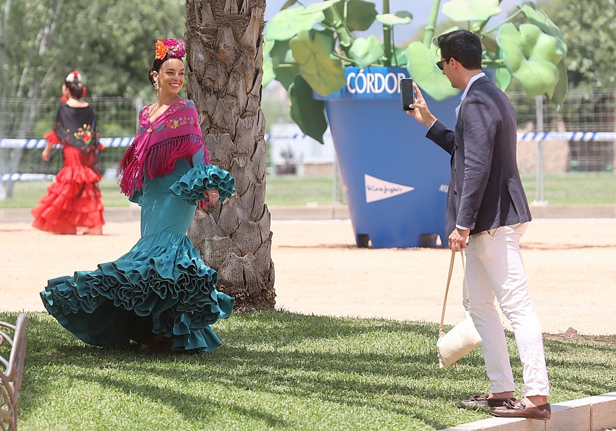 Una joven pareja se fotografía en la portada de la Feria