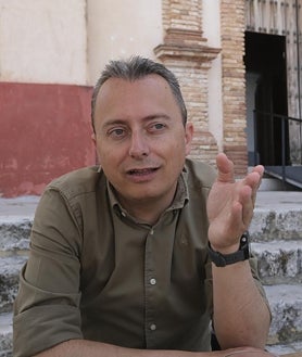 Imagen secundaria 2 - 1. Daniel Luna, vigilante del pueblo, charla con una vecina. 2. Auxi Rascón fue de las primeras en querer acogerse. 3. El alcalde, Santiago Galván explica a ABC la medida y dice que sus empleados municipales «van a ser más felices».