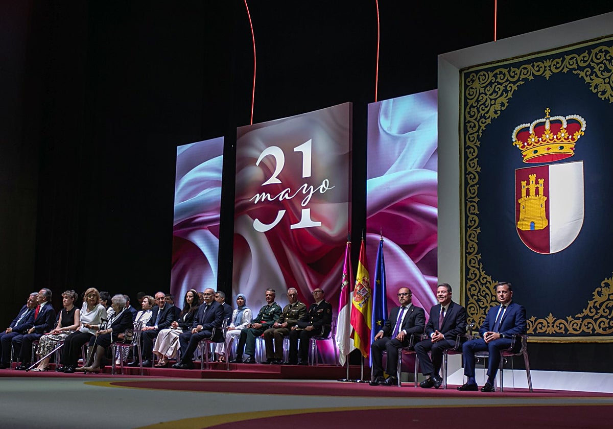 Page junto a Pablo Bellido y Manuel Serrano en el escenario del acto institucional