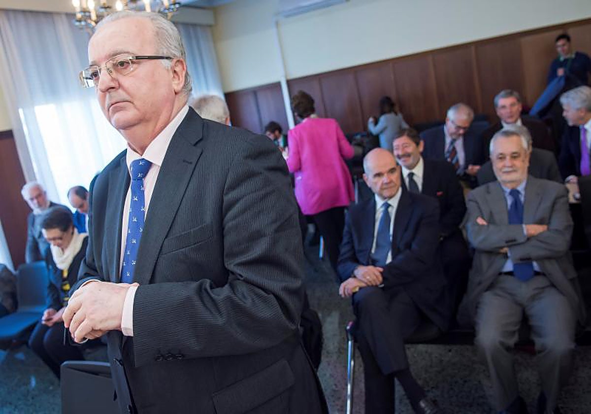 El exconsejero andaluz de Empleo Antonio Fernández, en primer plano, en el juicio de los ERE celebrado en la Audiencia de Sevilla