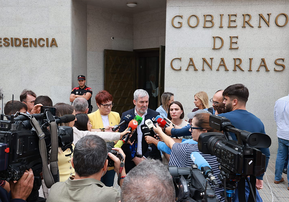 Clavijo adelanta que Canarias «no se va rendir» en buscar soluciones para los menores migrantes