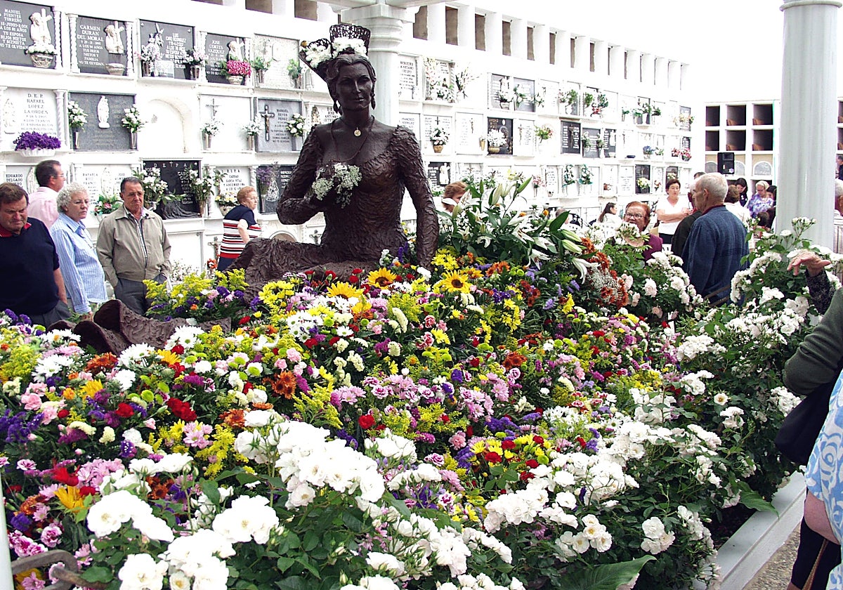 Chipiona cubrirá mañana de flores el monumento de Rocío Jurado por el 19  aniversario de su muerte