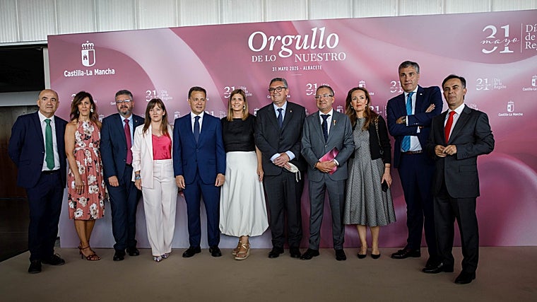 La secretaria regional del PP, Carolina Agudo, junto al alcalde de Albacete y otros compañeros de su partido