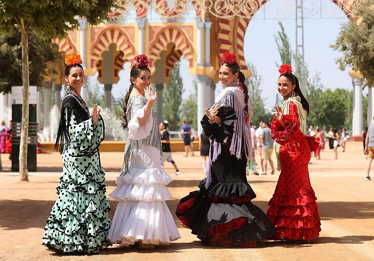 Cuatro jóvenes despiden la Feria hasta el año que viene