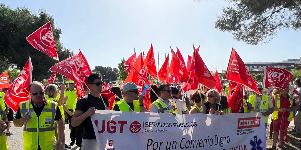 «Este Día de la Región no tenemos nada que celebrar»: protesta de los trabajadores de ambulancias ante el palacio de congresos de Albacete