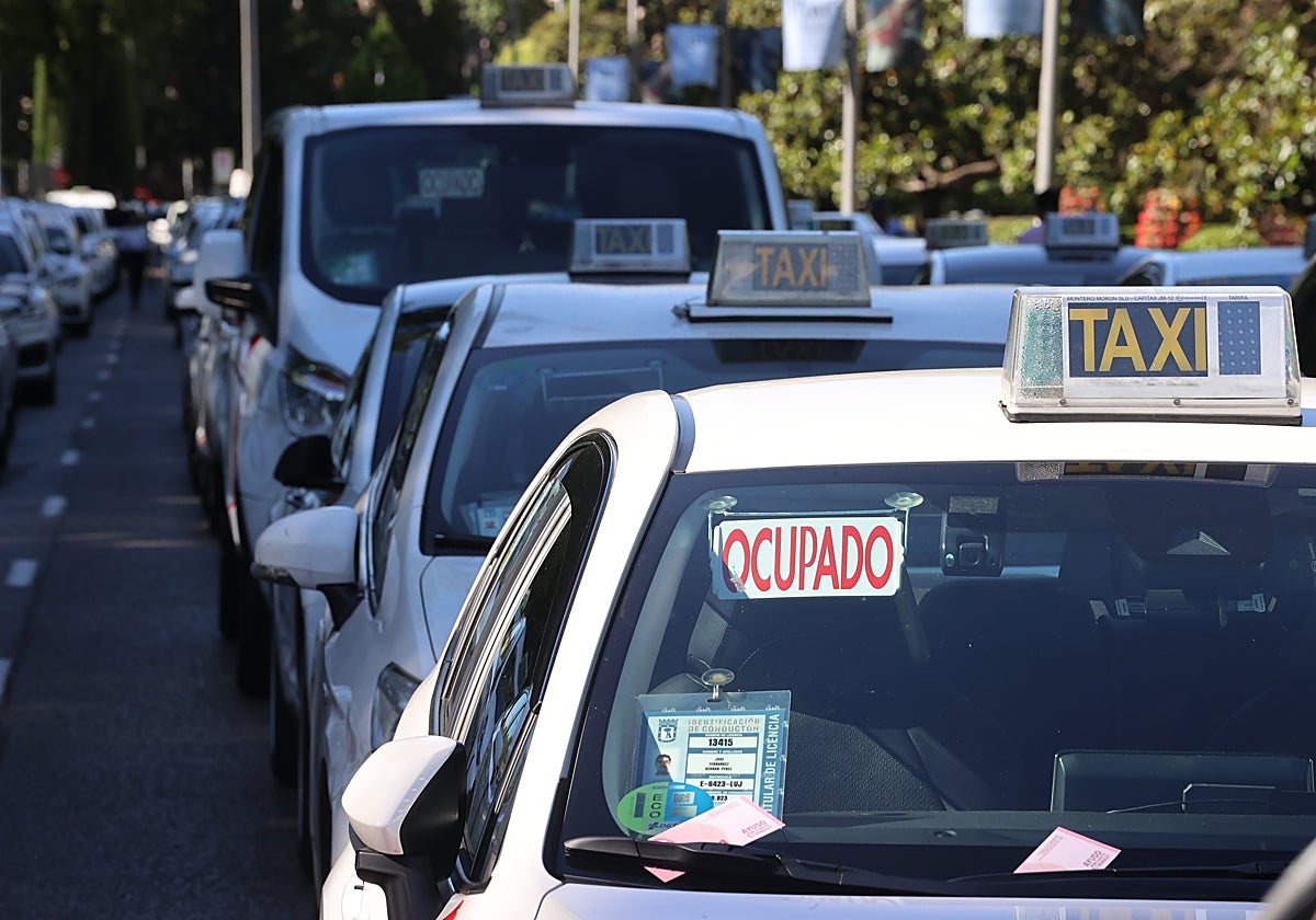 Un coche Eco frenta a manifestación de taxistas en 2022
