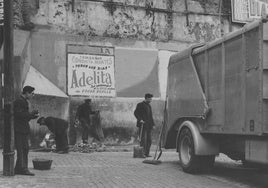 Prohibido orinar en la calle, «salvo en los recipientes colocados al efecto»