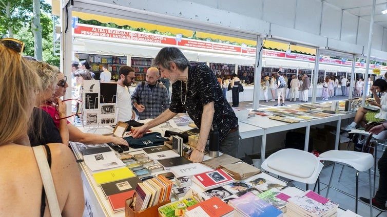 Quién firma hoy, sábado 14 de junio, en la Feria del Libro 2025 de Madrid