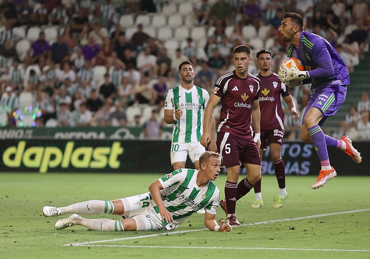 Obolskii trata de llegar sin éxito a un balón centrado al área del Albacete