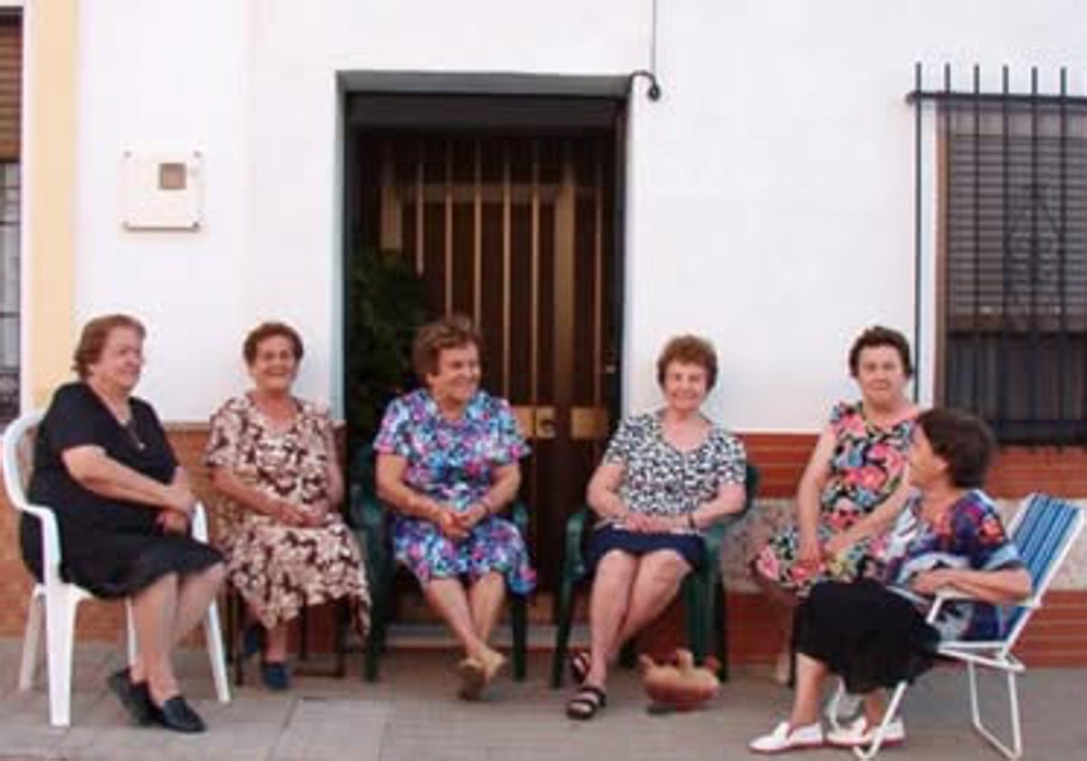 Mujeres tomando el fresco en una calle de Santa Fe