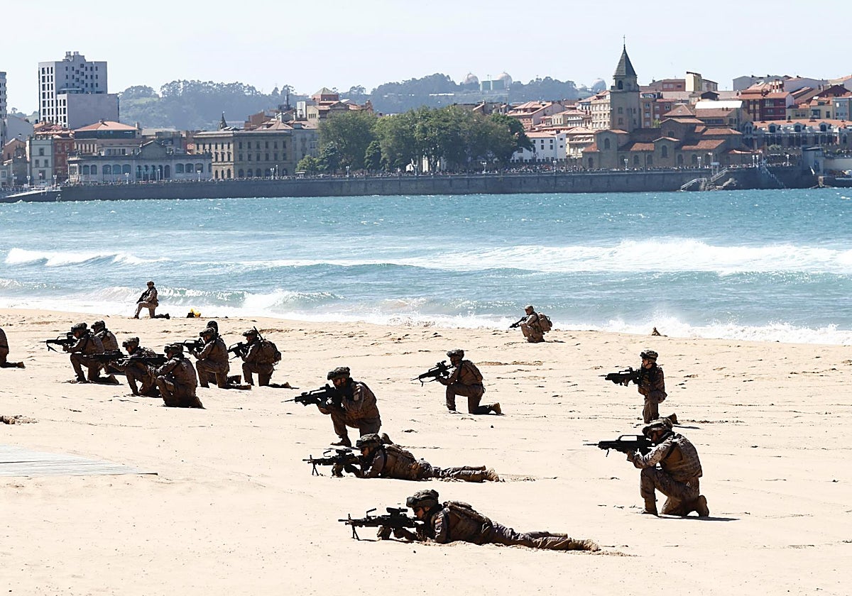 Exhibición de las Fuerzas Armadas el año pasado en la Playa de San Lorenzo, Gijón