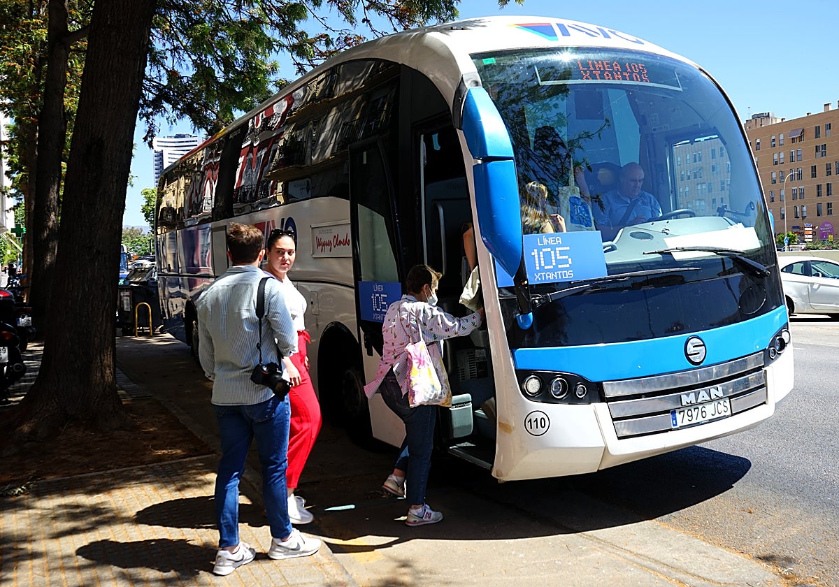 Imagen del autobús de la Línea 105 en una calle de Málaga