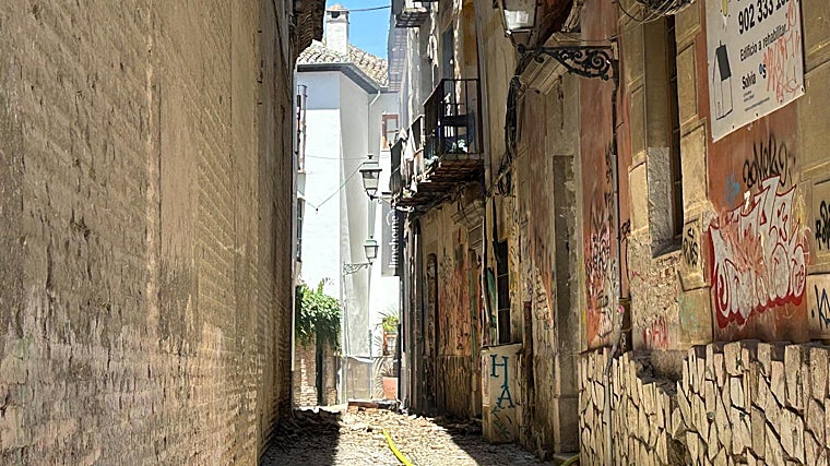 A la derecha, el edificio que ha ardido. A la izquierda, la fachada lateral de la iglesia
