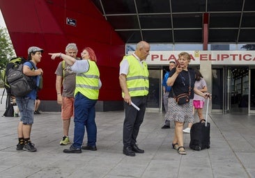 Primer día laborable con el cierre parcial de la línea 6 de Metro: «Los buses van llenos. Prefiero salir antes y buscar otras rutas»
