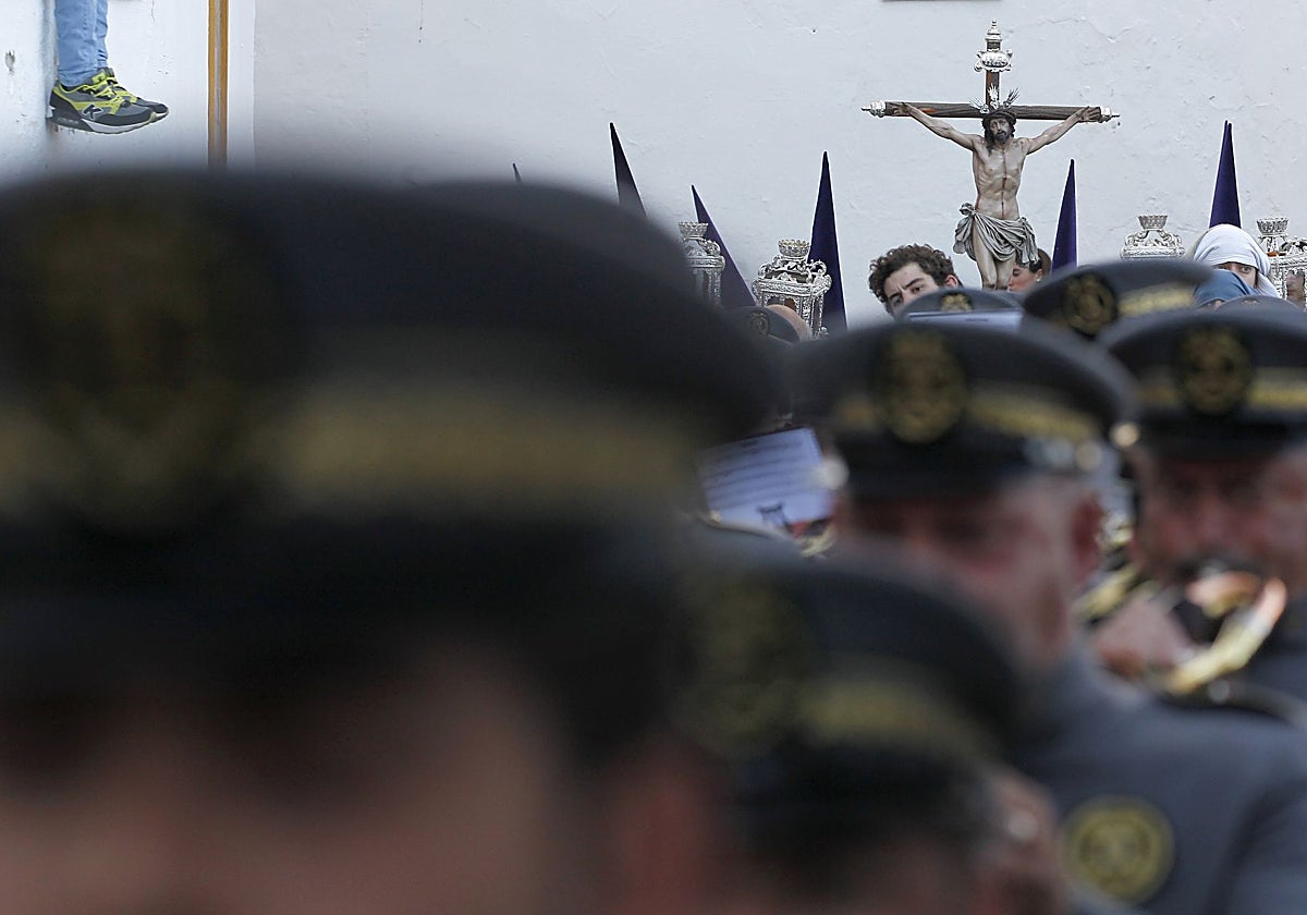 Músicos de la banda Esencia, tras el Señor de la Sangre un Martes Santo