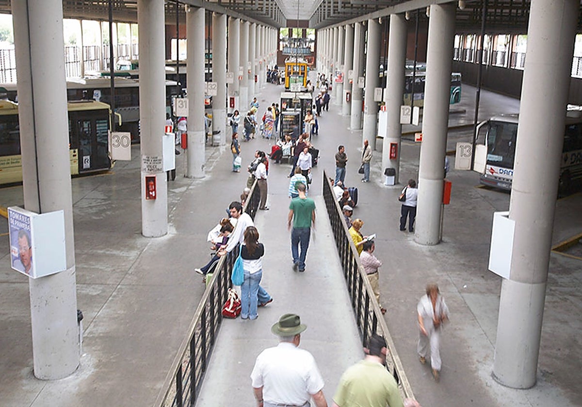 Imagen del interior de la estación de Plaza de Armas, de donde salen los autobuses desde Sevilla al Rocío